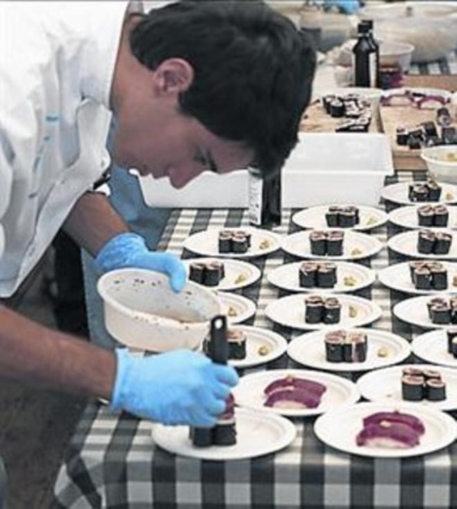 Un cocinero, en plena acción.