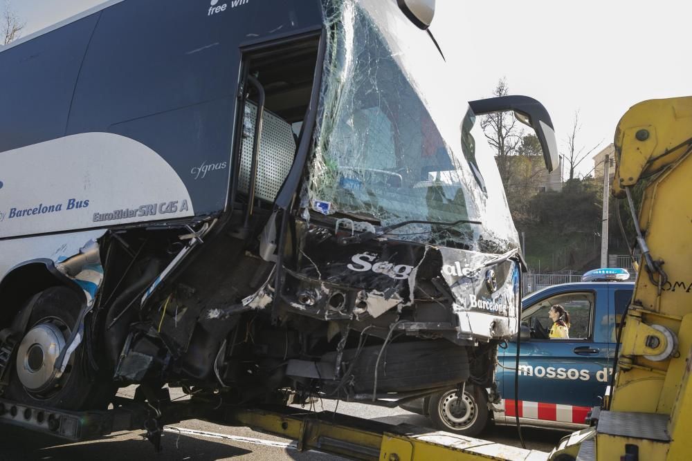Accident amb un ferit crític a Vidreres en el xoc d'un autocar amb 3 cotxes