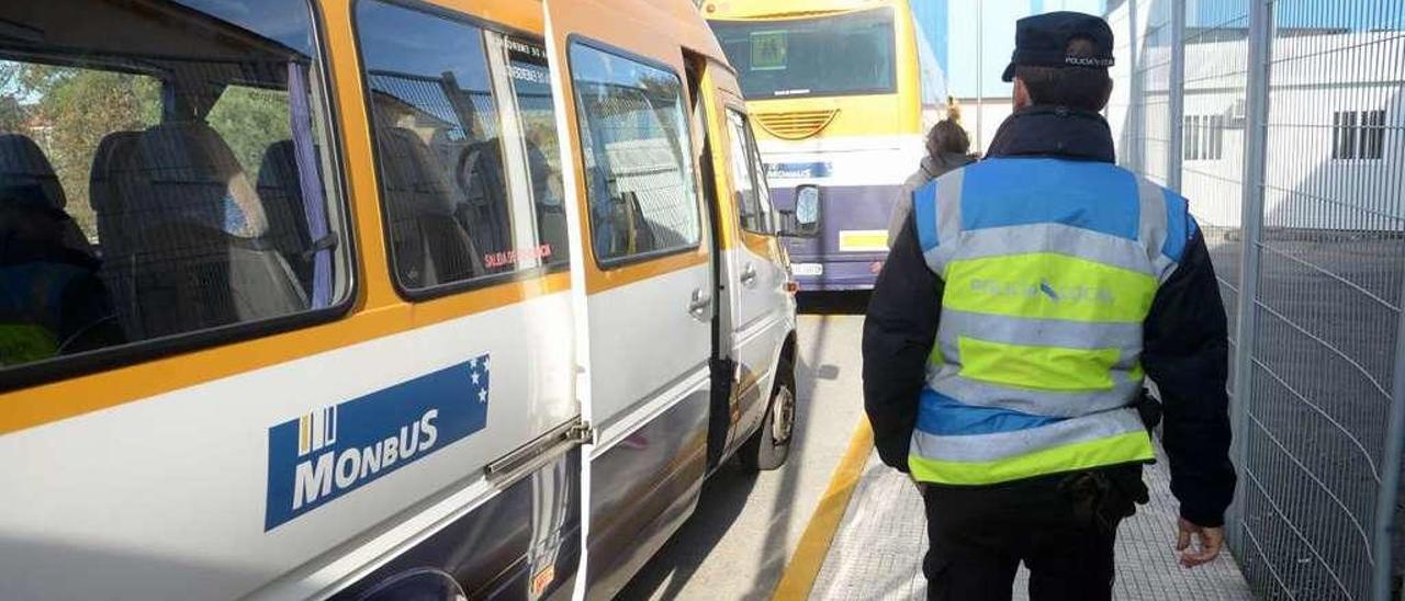 La Policía Local de Meaño durante la revisión de autobuses escolares. // Noé Parga