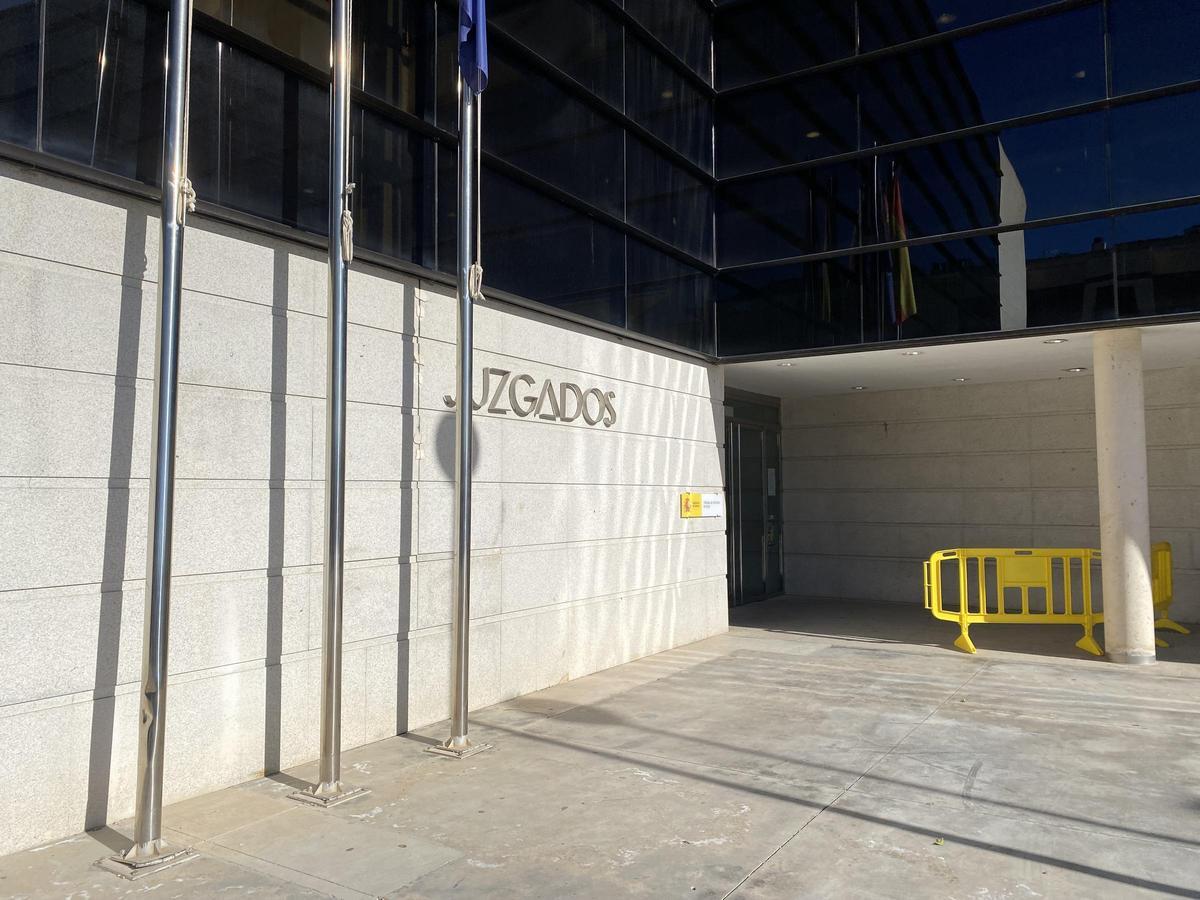 Exterior de los juzgados de Cieza, este jueves.