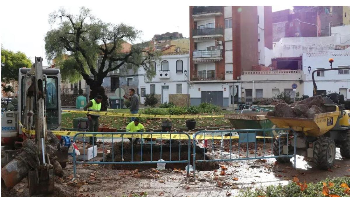 Operarios, en plena reparación de la avería.