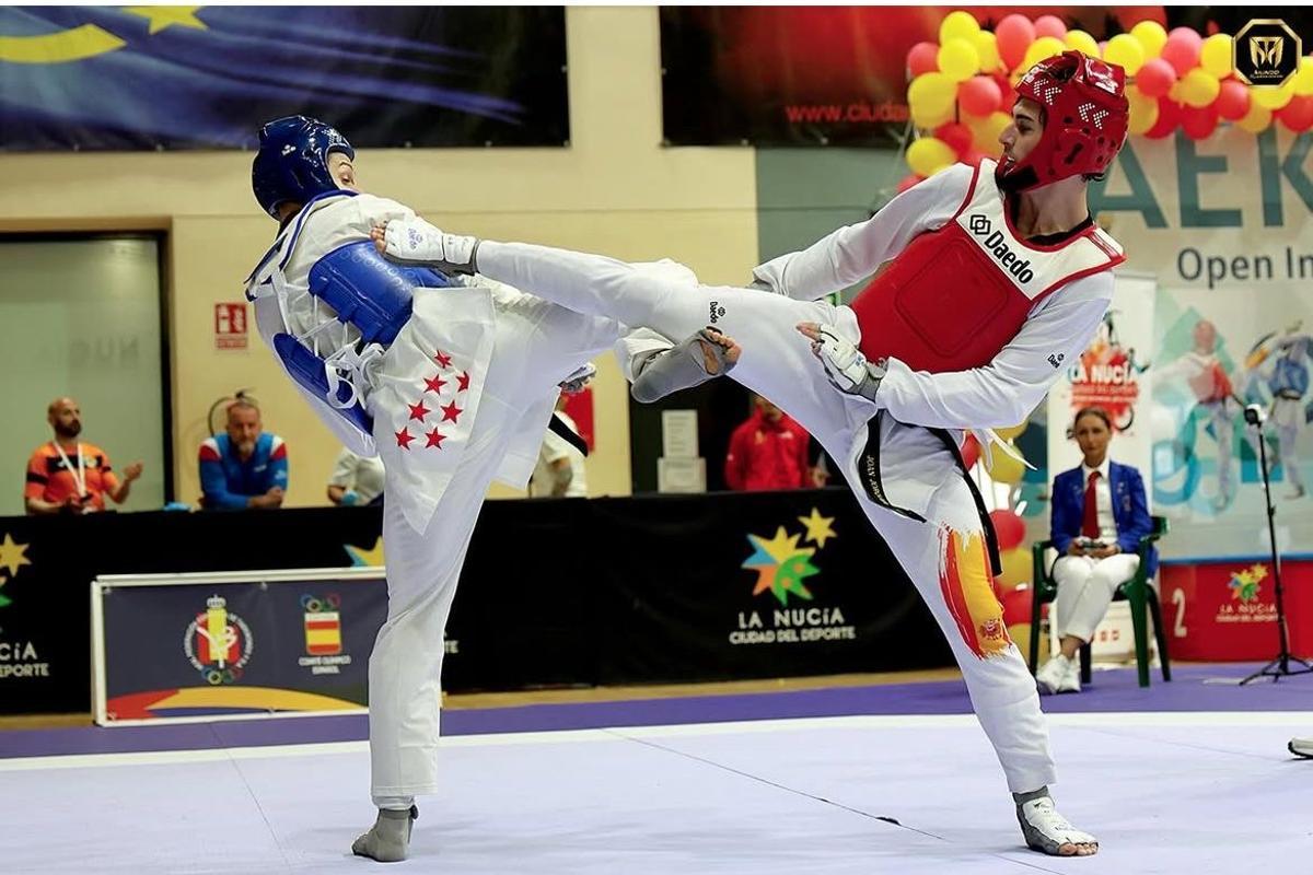 Joan Jorquera, de vermella, en un dels combats que va disputar.