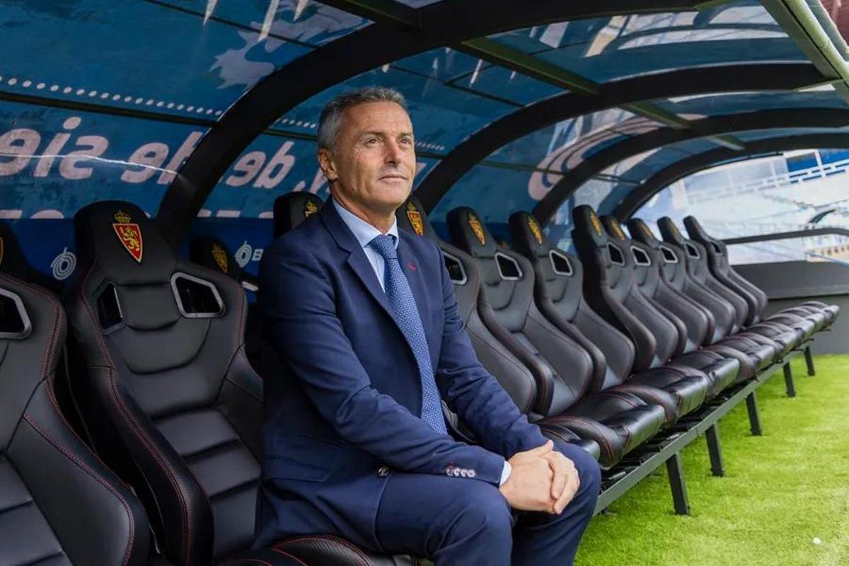 Fran Escribá, en el banquillo de La Romareda durante su etapa al frente del Zaragoza.