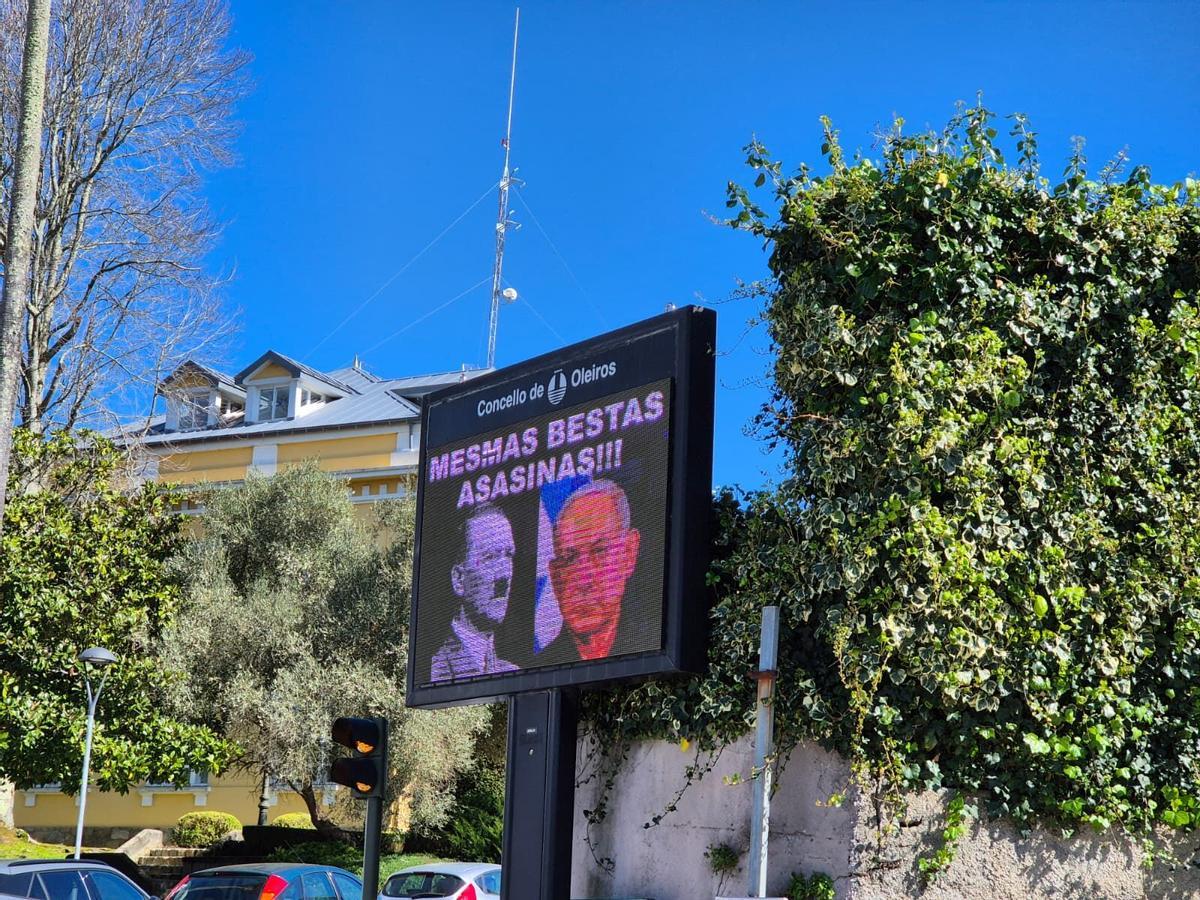 Cartel que compara a Netanyahu con Hitler en las pantallas del Concello de Oleiros.