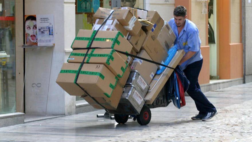 Un repartidor distribuye paquetes en el Centro Histórico.