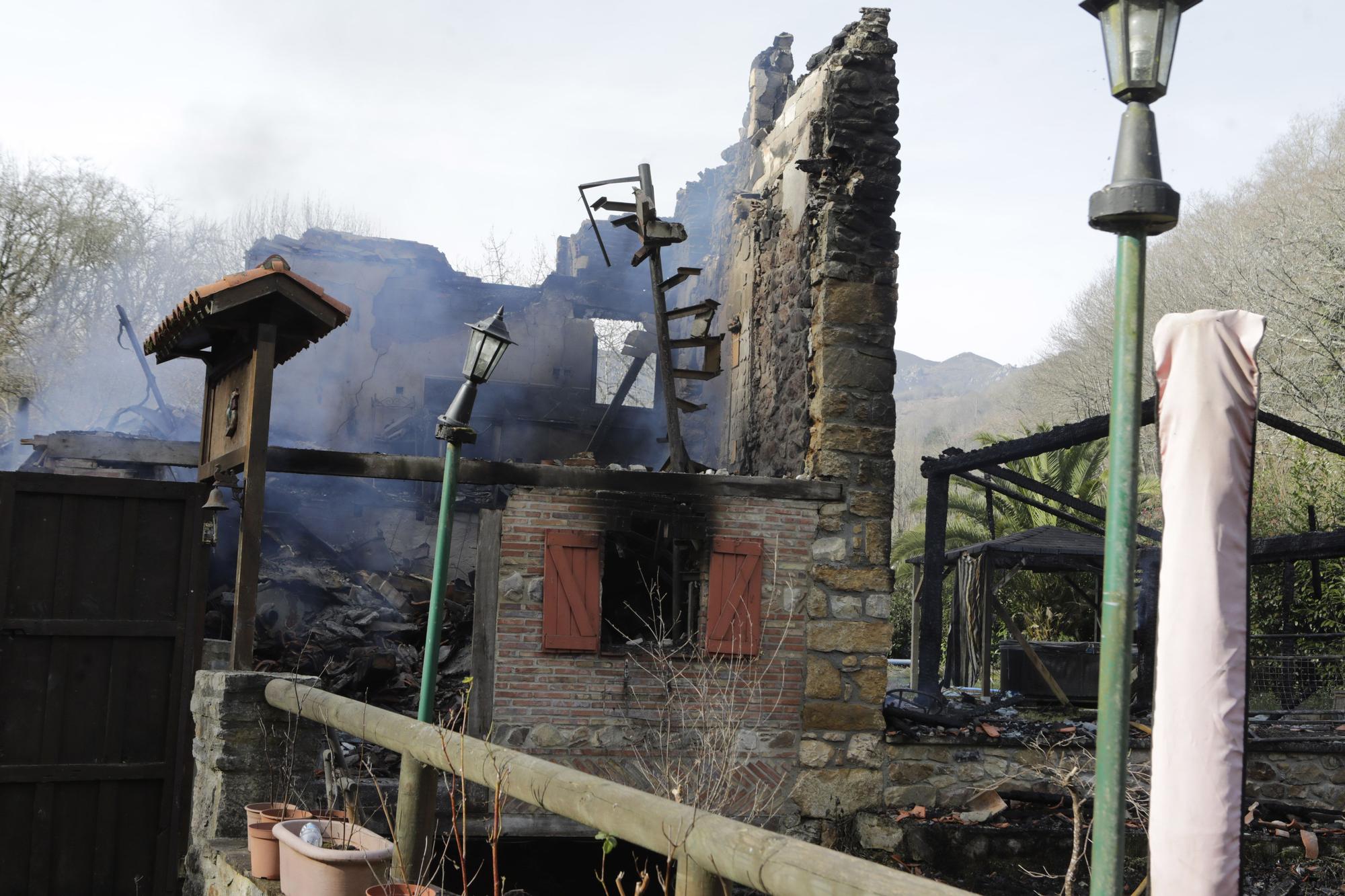 EN IMÁGENES: Las impresionantes fotografías del incendio de la casa de Piloña donde murió una mujer