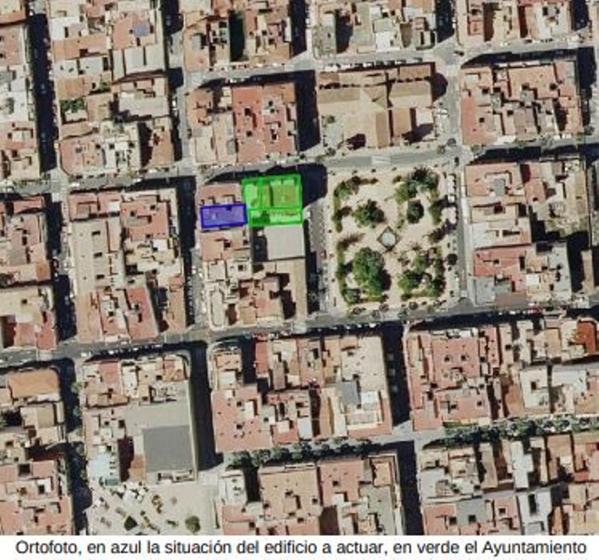 Ubicación del edificio a actuar en azul. En verde ubicación del edificio principal del Ayuntamiento