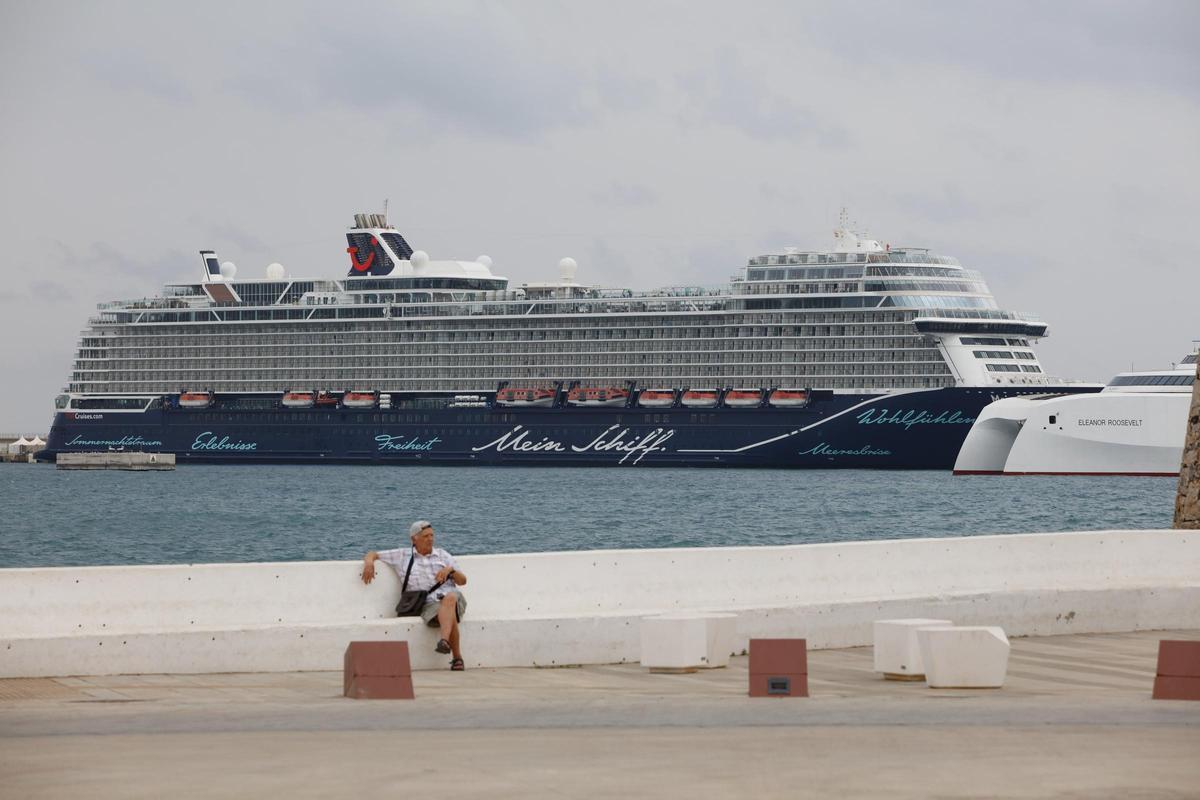 El crucero 'Mein Schiff' en el dique Es Botafoch en una imagen de archivo.