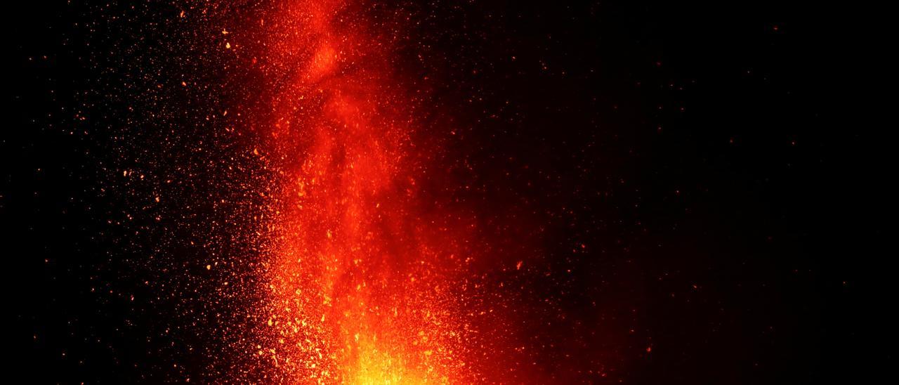 Explosión de lava durante la erupción.