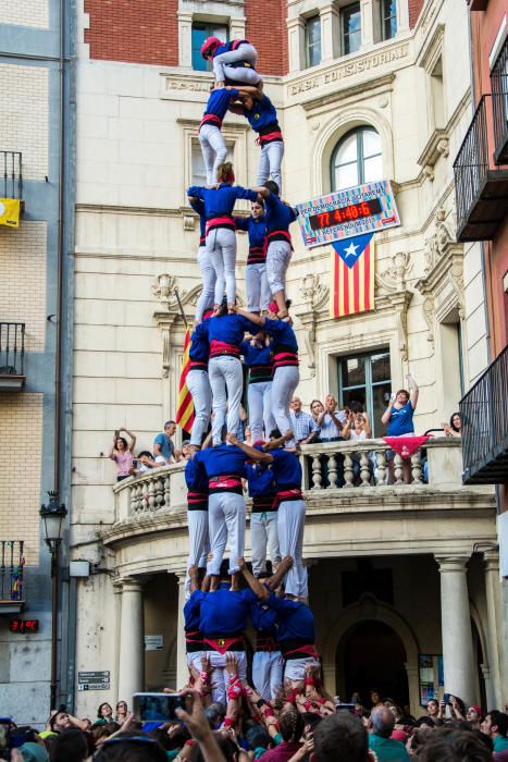 Els castellers de Berga descarreguen la primera construcció de vuit pisos