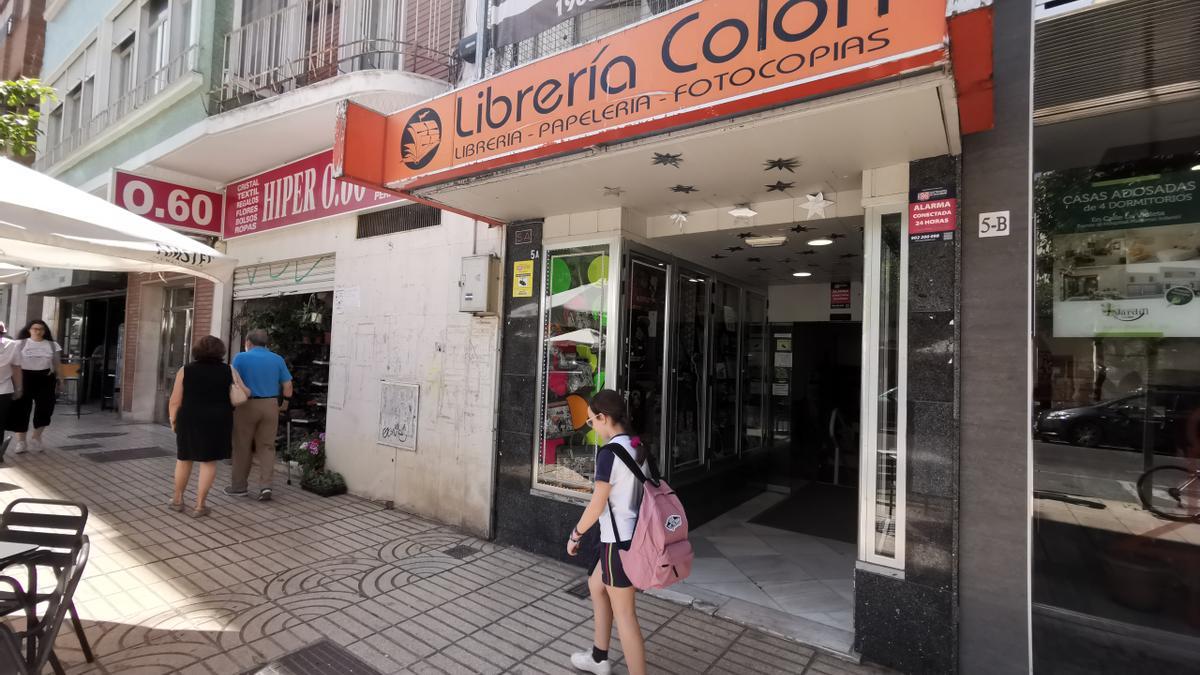 Fachada de Librería Colón en avenida Santa Marina número 5 de Badajoz.