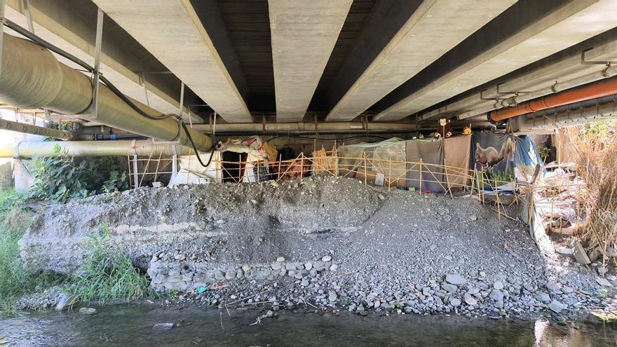 Desalojan una veintena de inmuebles ocupados y asentamientos ilegales en Torrox