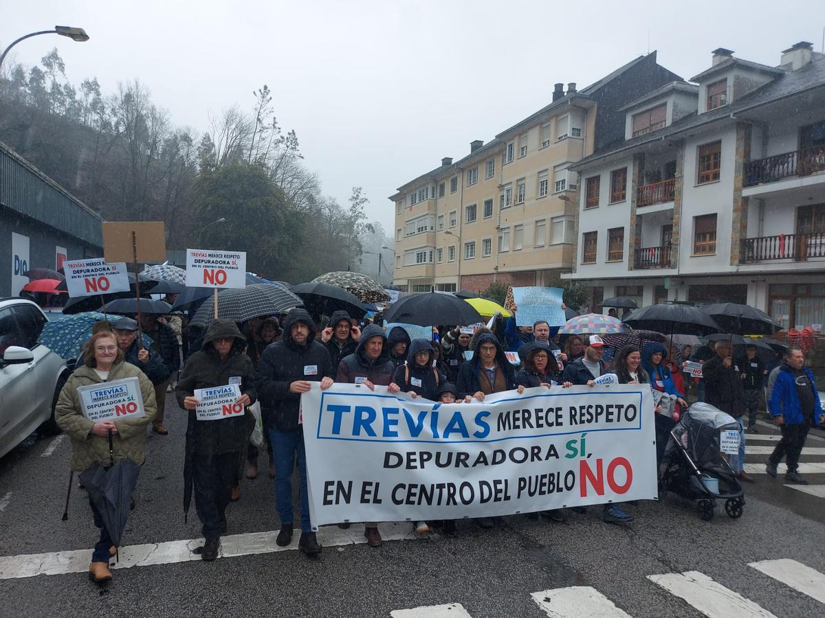 En imágenes: Una multitud reclama en Trevías un cambio de ubicación para la depuradora