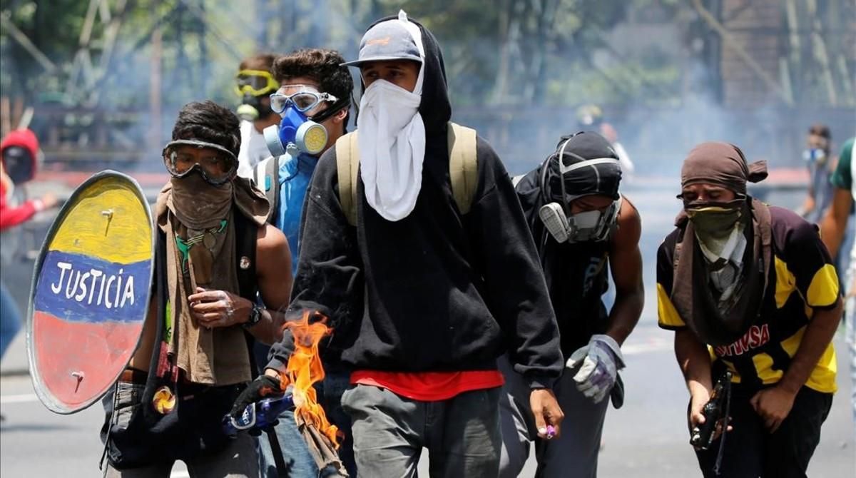 zentauroepp38196004 opposition supporters clash with security forces during a ra170426215501