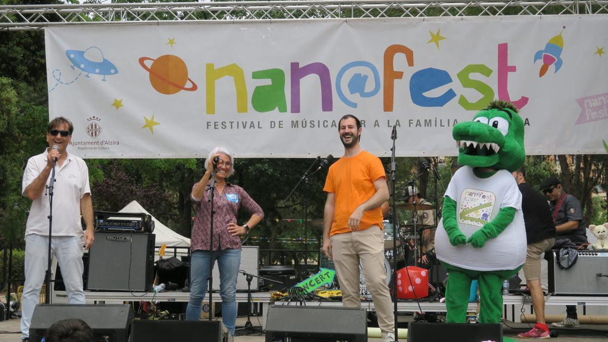 L'alcalde i dos regidors en una de les activitats del Nan@fest.