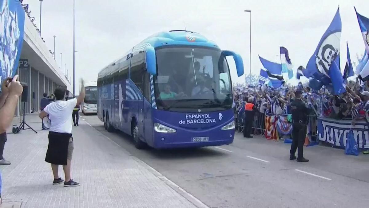 Centenares de seguidores reciben al ascendido Espanyol en el estadio de Cornellà