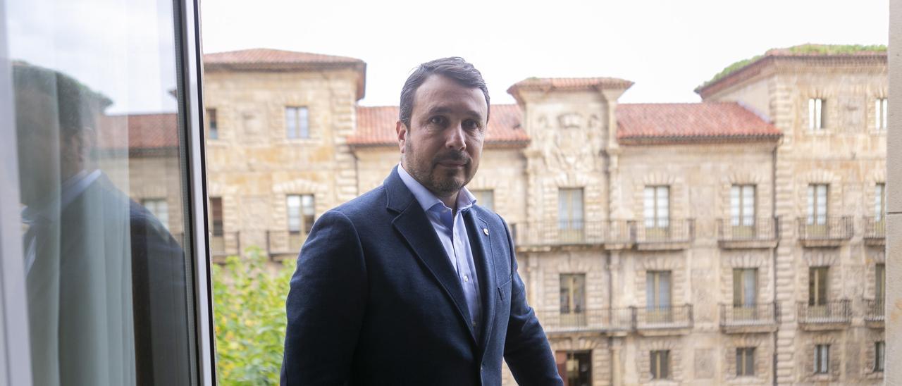 Daniel González con el palacio de Camposagrado al fondo.