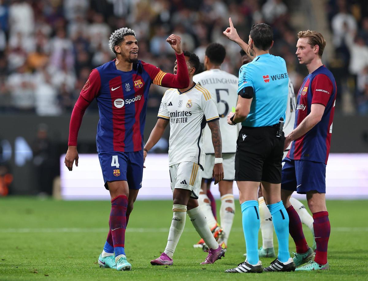 Araujo le recrimina a un árbitro que saque tarjeta al rival