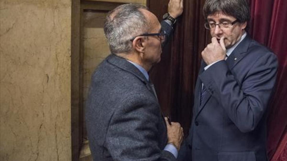 En el Parlament 8El diputado de Sí que es Pot Joan Coscubiela, con Puigdemont, en diciembre.