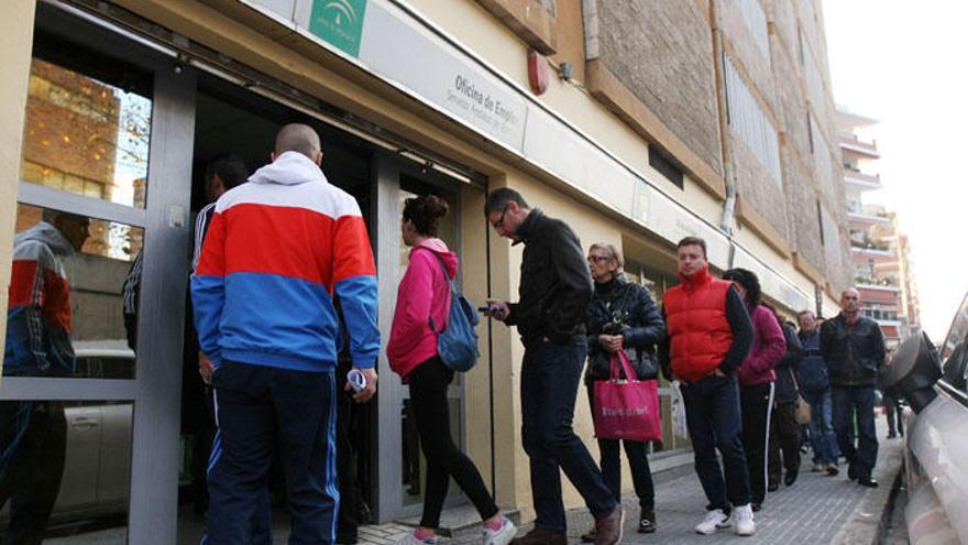 Desempleados ante una oficina del SAE en Málaga.