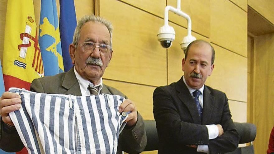 Vicente García Riestra muestra el uniforme del campo de concentración.