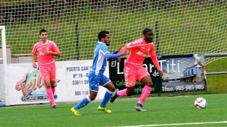 El jugador del Oviedo Shaq intenta controlar el balón ante Cristian.