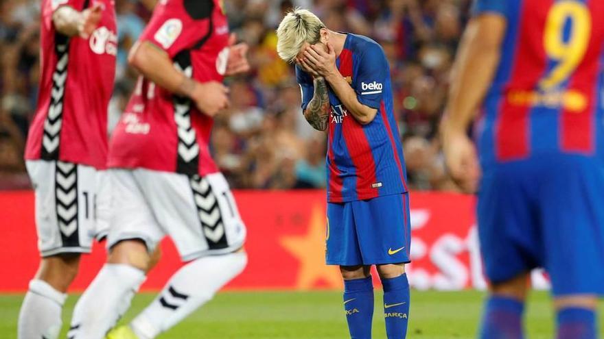 Messi lamenta una ocasión fallada en el partido de Liga ante el Alavés disputado en el Camp Nou.