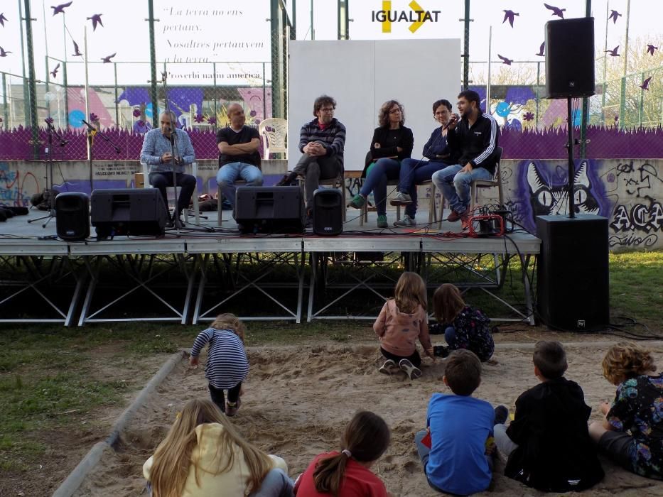 El cantant de Txarango presenta els dibuixos de Gubianas a Navàs