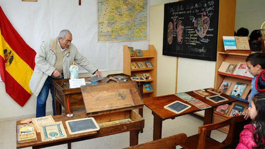 En el actual CEIP Quintela se recrea un aula de los años 40.  // Gonzalo Núñez