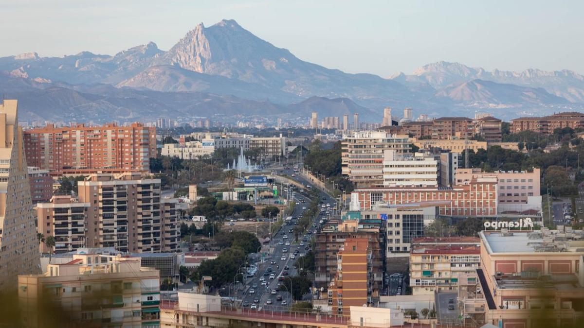 La avenida de Dénia, una de las carreteras sobre las que el Ayuntamiento quiere cambiar su planeamiento, en una imagen aérea.