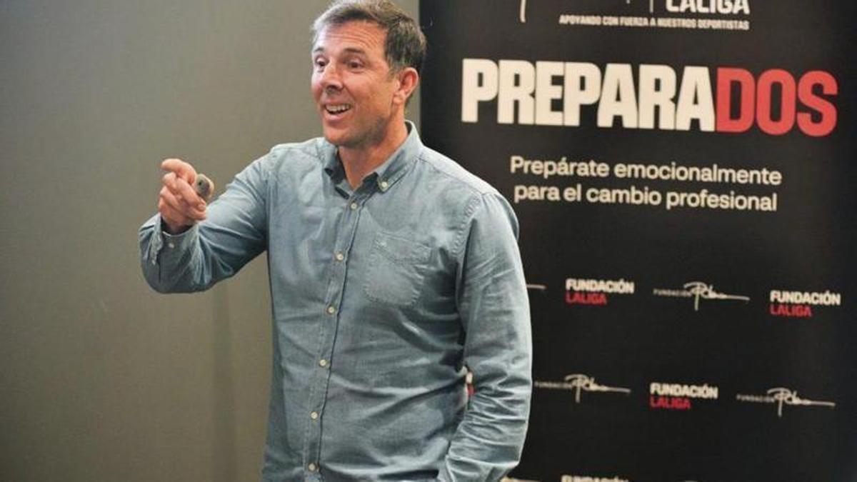 Charla de Carlos Marchena en Mareo a los jugadores del Sporting
