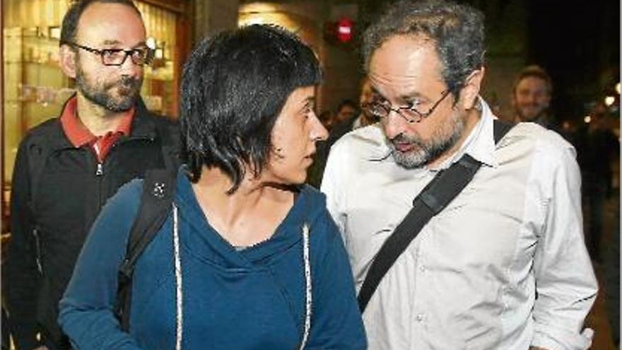 Els diputats de la CUP Benet Salellas. Anna Gabriel i Antonio Baños, després de la reunió.