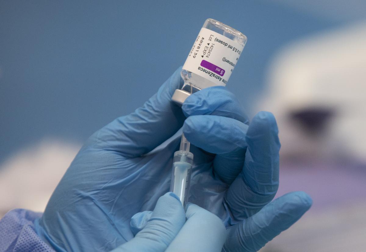 Un nou retard d’AstraZeneca fa perillar la campanya de vacunació massiva prevista per al 5 d’abril