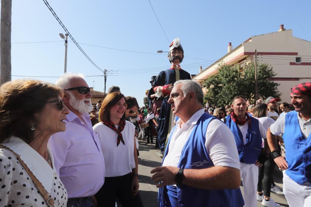 Los cabezudos recorren las calles de Garrapinillos