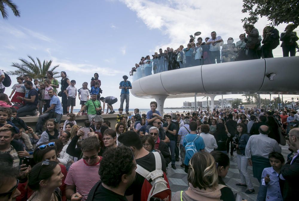 Los vikingos llegaron en barco al Postiguet y recorrieron el centro de la ciudad repartiendo entradas