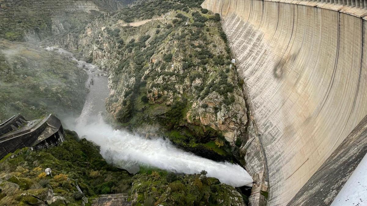 Las impresionantes imágenes de la suelta artificial de caudal desde la presa de Almendra