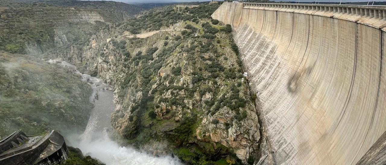 Las impresionantes imágenes de la suelta artificial de caudal desde la presa de Almendra