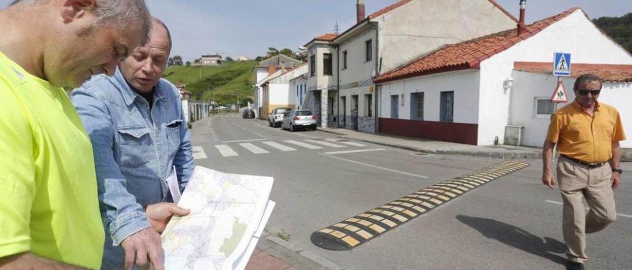 Agustín García y Fran Muñiz consultan un plano de Zeluán ante las casas afectadas por el deslinde.