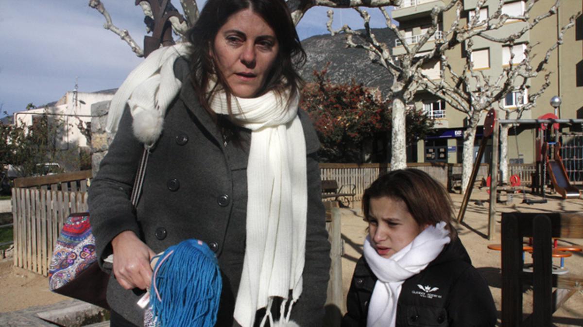 Imatges de la comissaria de Mossos d’Esquadra de la Seu d’Urgell, on està detingut Fernando Blanco. Imatges de la seva dona, Marga Garau, i del vehicle familiar aparcat davant la comissaria.