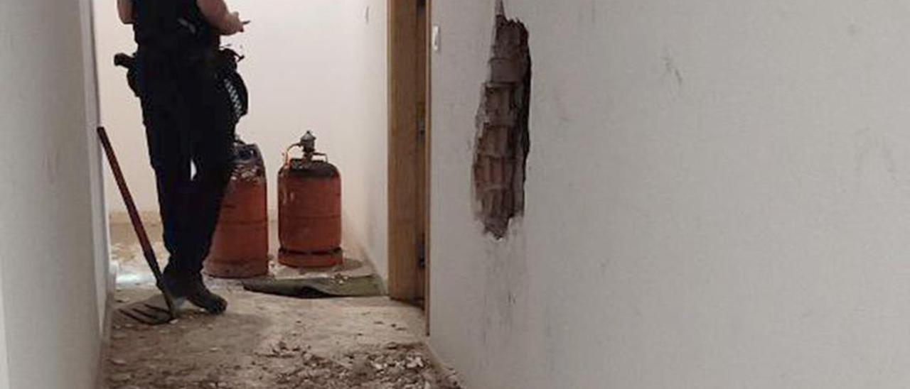 Agujero realizado por los bomberos para acceder a la casa.