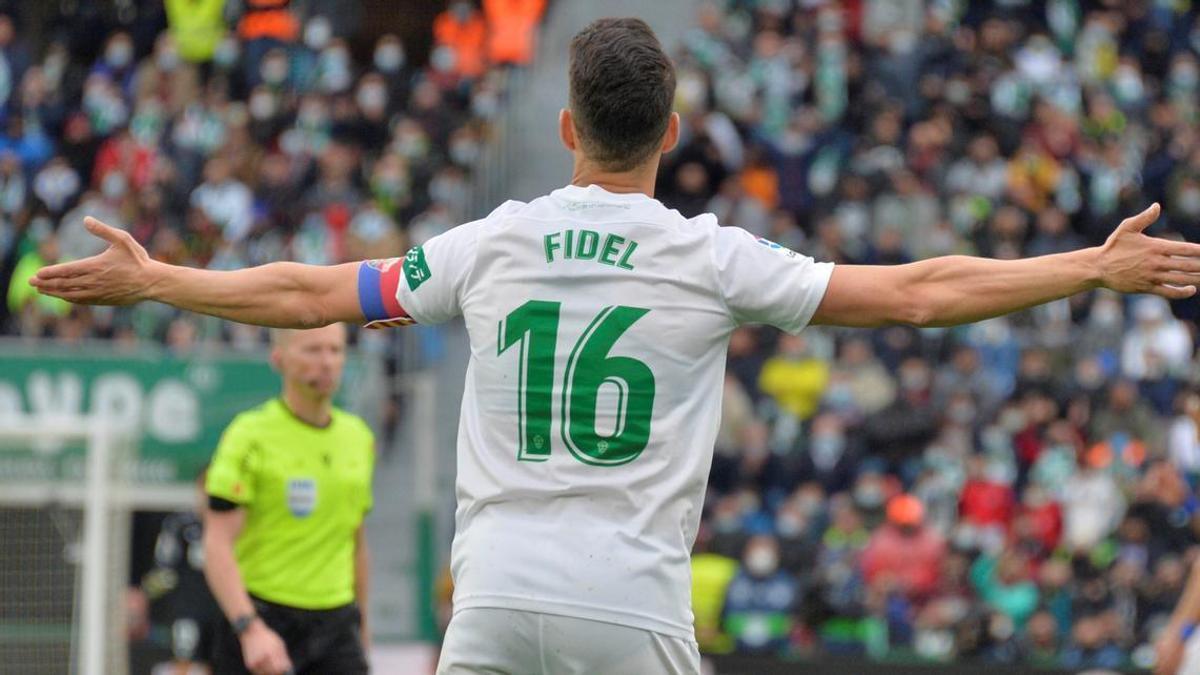 Fidel abre los brazos durante el partido de esta temporada contra el Barcelona