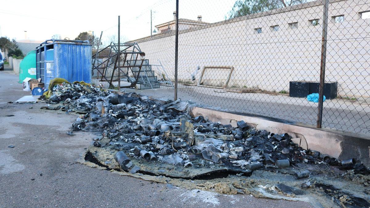 Felanitx llama al civismo por la quema de dos contenedores en el parque municipal