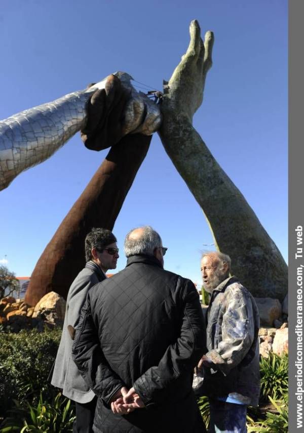 Galería de fotos: Cae la estatua de Ripolles