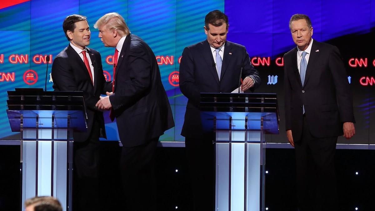 Trump saluda a Rubio (izquierda) al final del debate, junto a Ted Cruz y John Kasich, anoche en Florida.