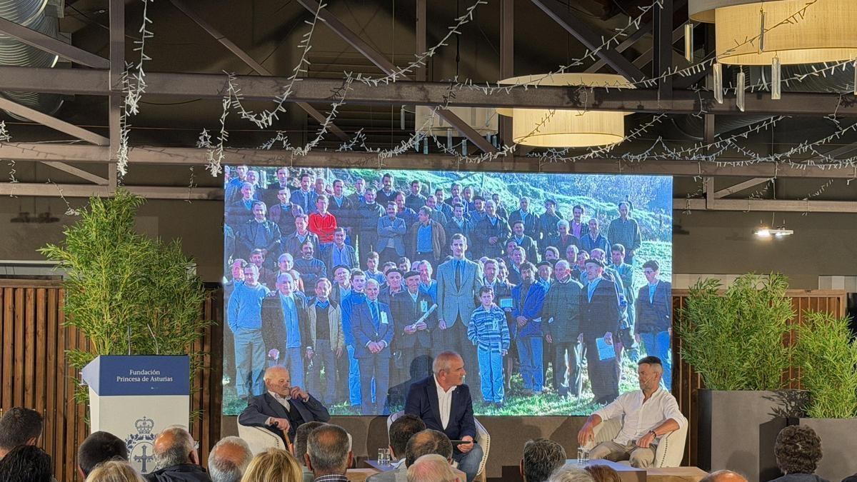 Emilio Suero y Arturo Mier durante su participación en el XV Encuentro de Pueblos Ejemplares. En la pantalla de fondo, Don Felipe de Borbón con los Pastores de los Picos de Europa.