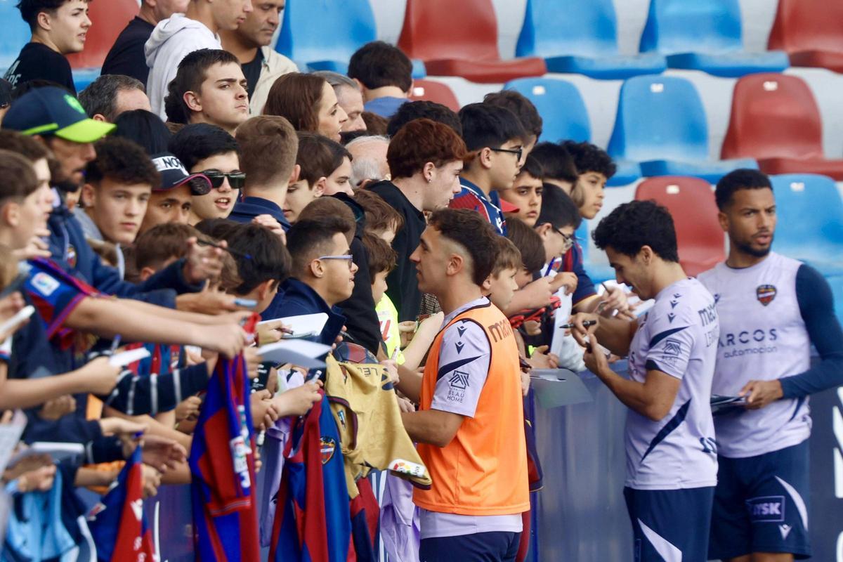 Jugadores del Levante UD con sus aficionados