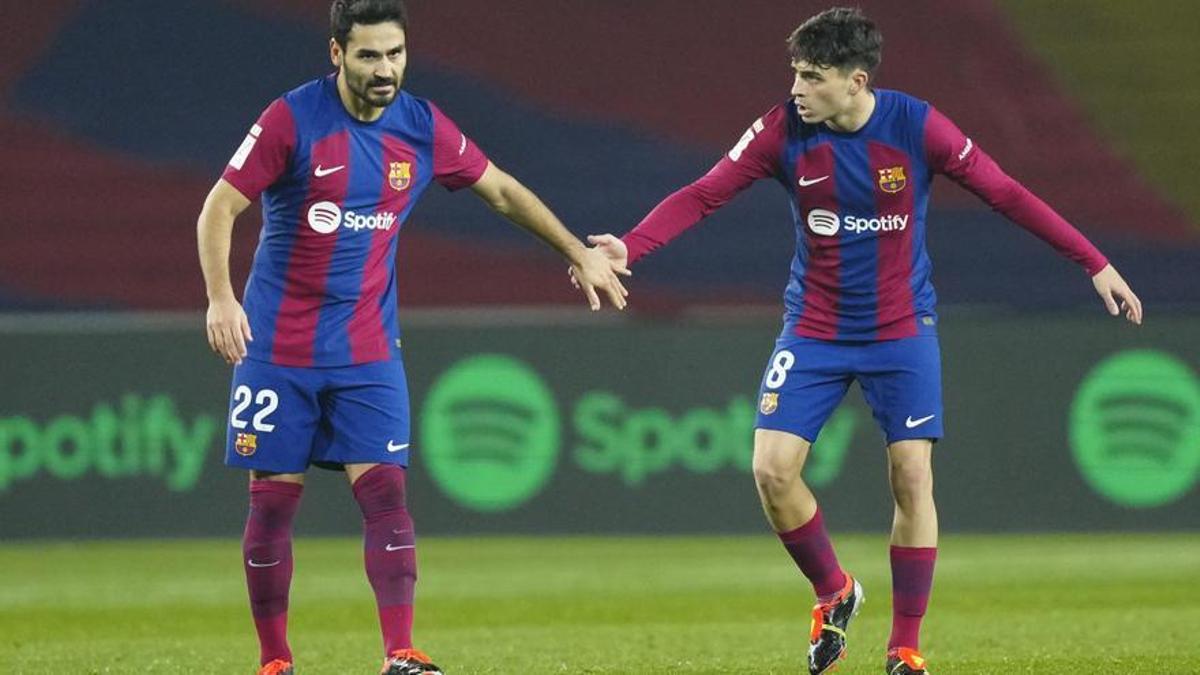 Gündogan y Pedri se animan mutuamente durante el Barça-Villarreal en Montjuïc.