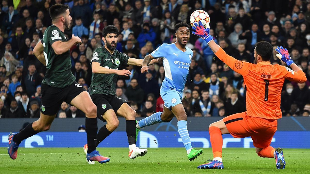 Antonio Adán, en una acción del partido ante el Manchester City en la Champions League del pasado marzo de 2022