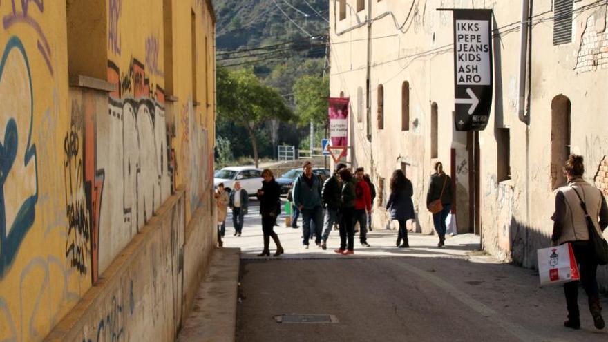 Gent caminant pels carrers del barri del Rec d&#039;Igualada en l&#039;edició anterior · ACN