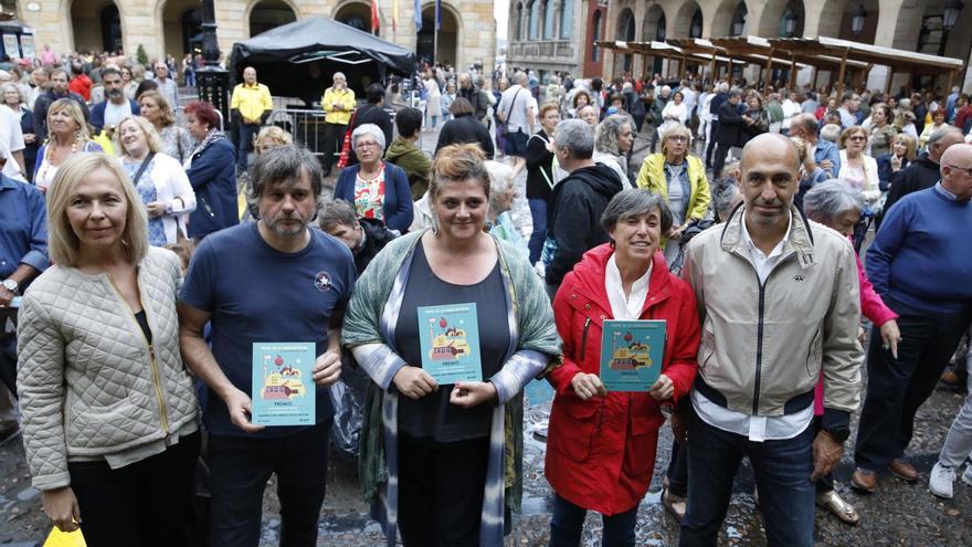 Por la izquierda, Sara Álvarez Rouco, Pablo Redondo, Patricia Escobar, Vicen Sanz y Oliver Suárez, ayer, durante la entrega de premios en la plaza Mayor. | Ángel González